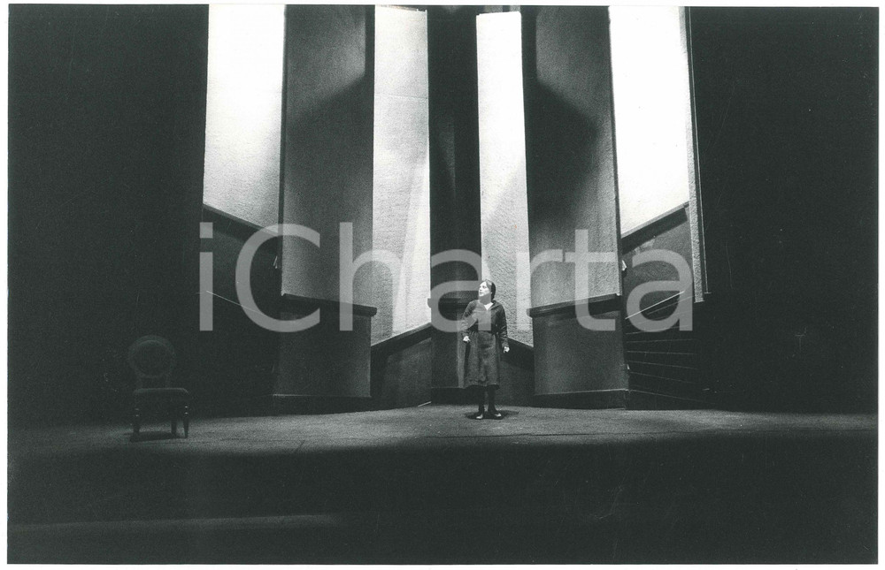 1983 ATER Emilia-Romagna Teatro - Paola MANNONI in "Le Trachinie" di Sofocle  Fotografia originale, con didascalia e adesivo del fotografo al verso.FOTOGRAFO: Luigi Ciminaghi - Milano GOOD/buono  Formato: 30x20 cm originale e autentica 1