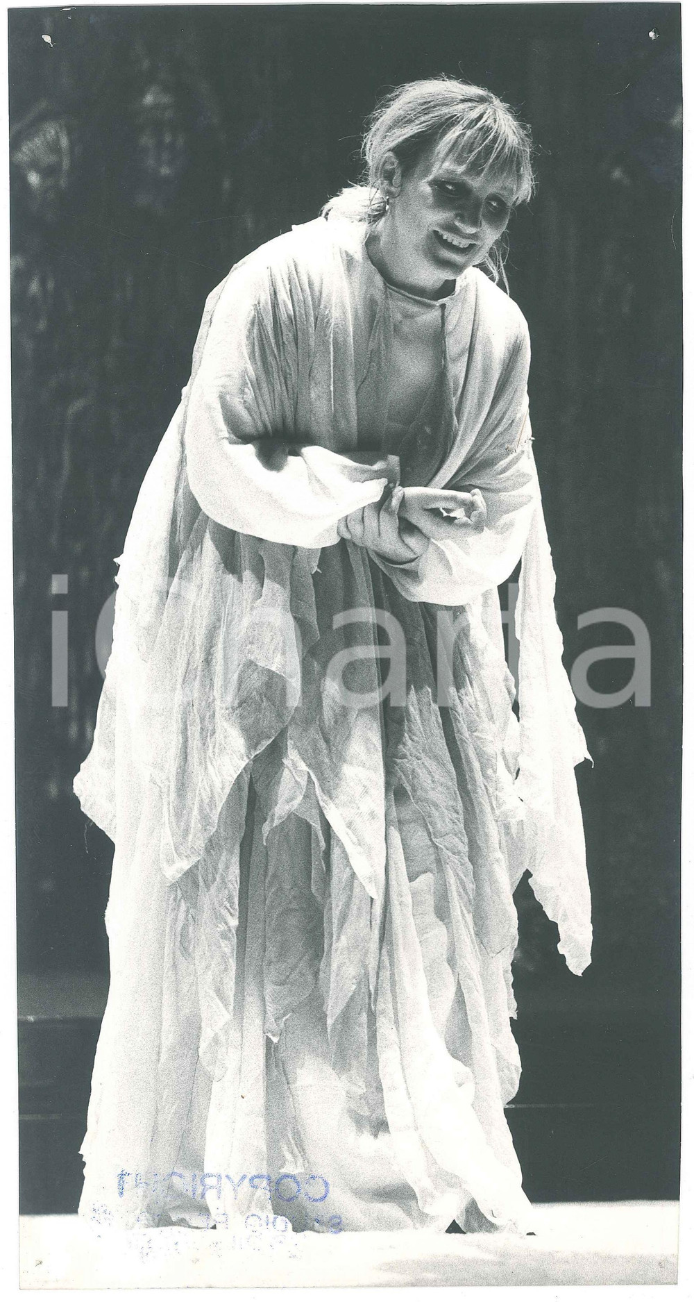 1980 ca ITALIA TEATRO - Attrice in scena - Foto PEDROTTI BOLZANO 15x30  Fotografia originale.     POOR/danneggiato fori di affissione angolari e sovrastampa del timbro Formato: 15x30 cm originale e autentica 1