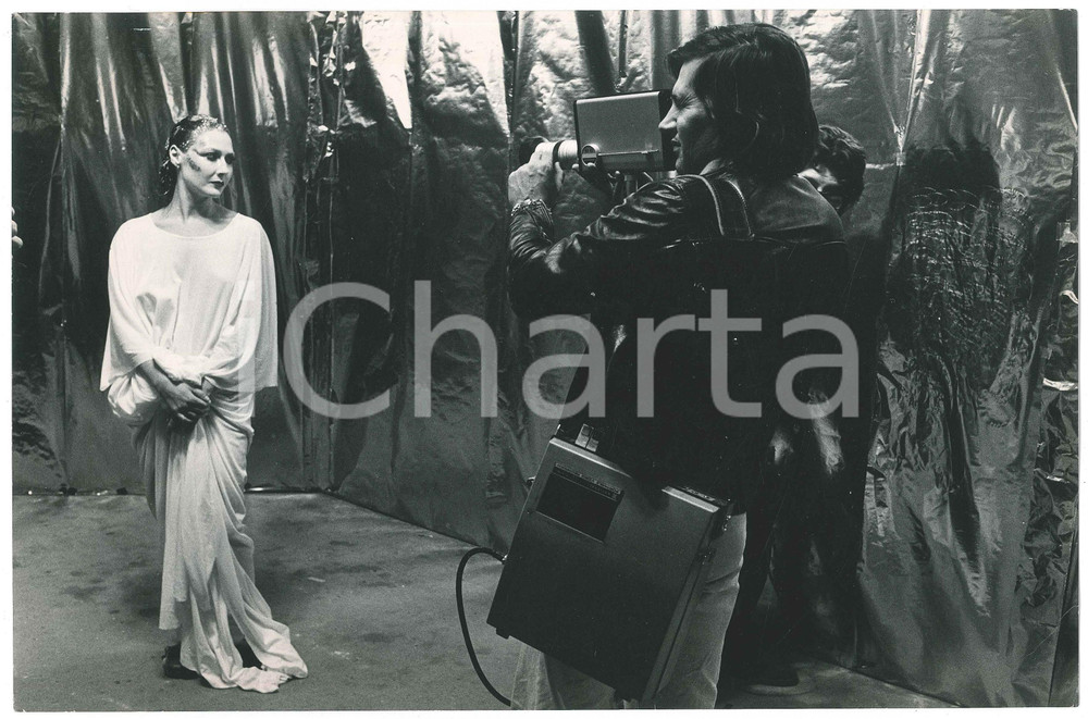 1976 TEATRO Manuela KUSTERMANN con il costume di "Franziska" - Giancarlo NANNI  Fotografia originale, con didascalia al verso. POOR/danneggiato piegature al lato inferiore Formato: 29x19 cm originale e autentica 1