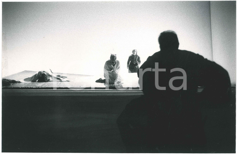 1977 MILANO TEATRO - "La tempesta" Regia STREHLER - Claudio GORA Mario CARRARA  Fotografia originale, con didascalia e adesivo del fotografo al verso.FOTOGRAFO: Luigi Ciminaghi - Milano GOOD/buono  Formato: 30x20 cm originale e autentica 1