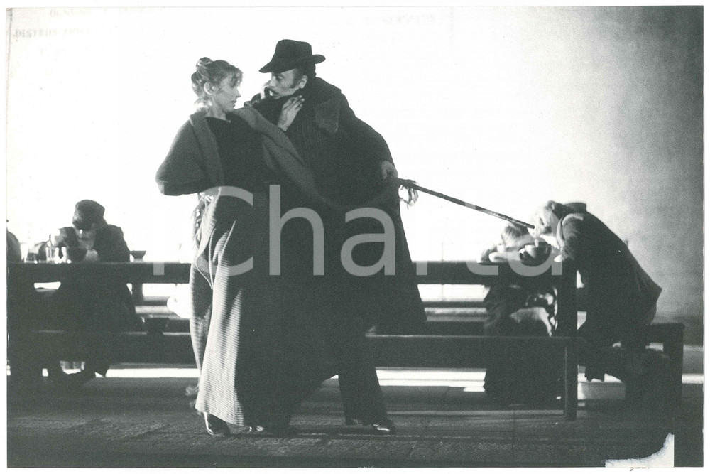 1979 MILANO Piccolo Teatro -"El nost Milan" Mariangela MELATO Franco GRAZIOSI  Fotografia originale, con didascalia e adesivo del fotografo al verso.FOTOGRAFO: Luigi Ciminaghi - Milano GOOD/buono  Formato: 30x20 cm originale e autentica 1
