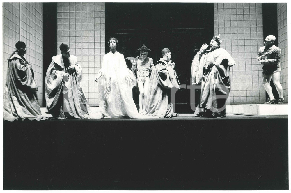 1981 VENEZIA ERT TEATRO "Turandot" Regia Giancarlo COBELLI - Andrea CAVATORTA  Fotografia originale, con didascalia e timbro del fotografo al verso.FOTOGRAFO: Luigi Ciminaghi - Milano GOOD/buono  Formato: 30x20 cm originale e autentica 1