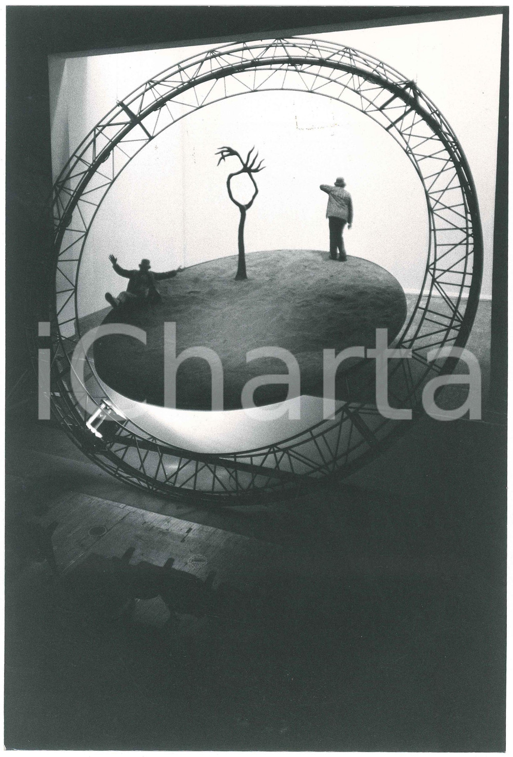 1979 MILANO Piccolo Teatro -"Aspettando Godot" Regia Walter PAGLIARO *Foto scena  Fotografia originale, con didascalia e adesivo del fotografo al verso.FOTOGRAFO: Luigi Ciminaghi - Milano GOOD/buono ma lieve macchia centrale Formato: 20x30 cm originale e autentica 1