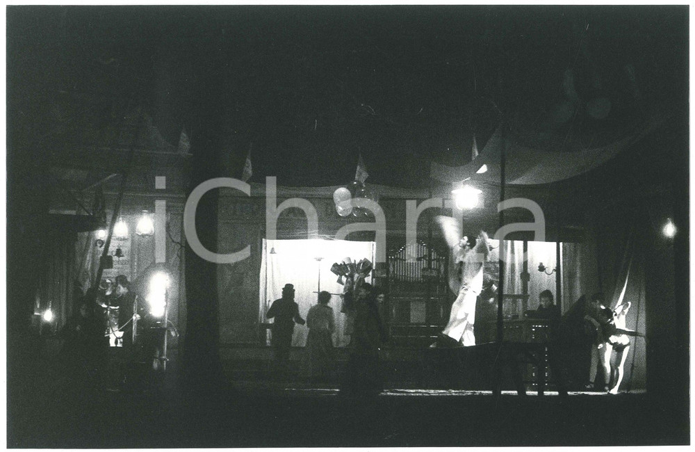 1979 MILANO Piccolo Teatro -"El nost Milan" Regia G. STREHLER I atto- Foto  Fotografia originale, con didascalia e adesivo del fotografo al verso.FOTOGRAFO: Luigi Ciminaghi - Milano  GOOD/buono  FORMATO: 30x20 cm originale e autentica 1