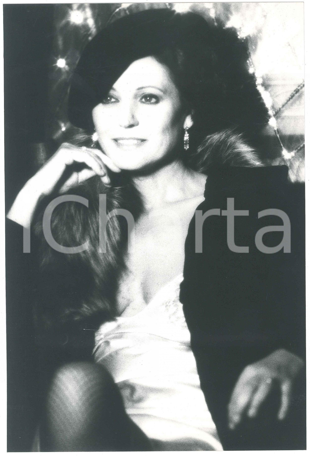 1980 ca ITALIA TEATRO - Claudia GIANNOTTI - Ritratto in pelliccia - Foto 20x30  Fotografia originale.     GOOD/buono  Formato: 20x30 originale e autentica 1