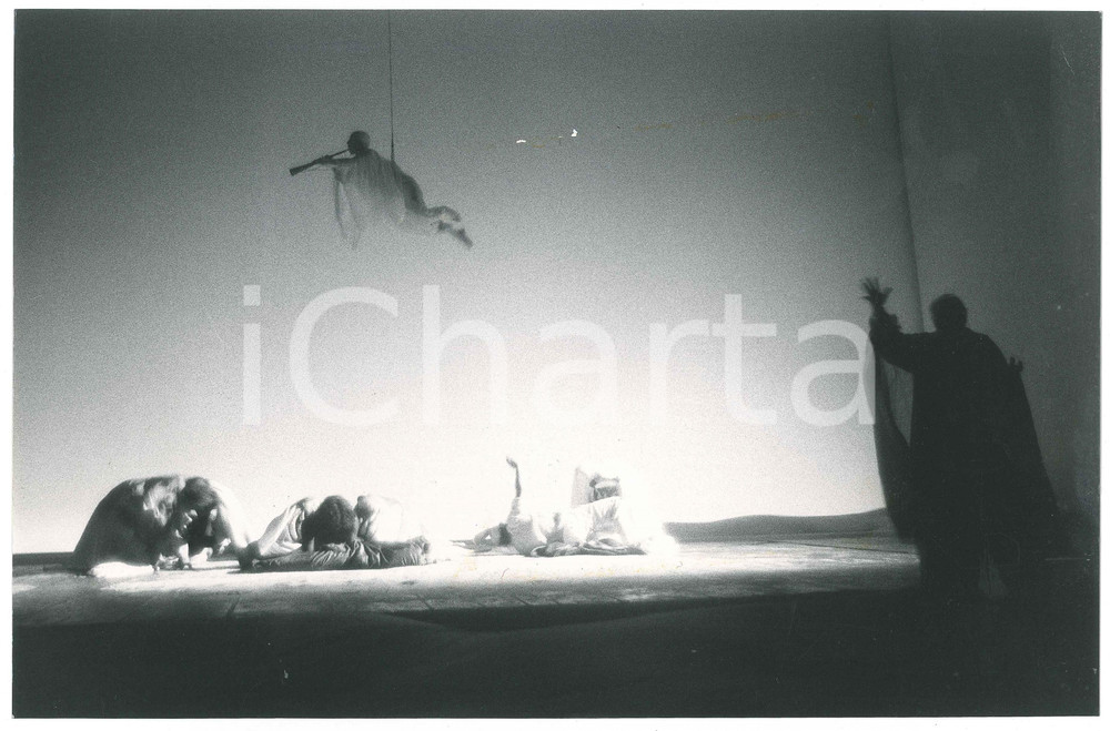 1977 MILANO Piccolo Teatro - "La tempesta" Regia G. STREHLER - Giulia LAZZARINI  Fotografia originale, con didascalia e adesivo del fotografo al verso.FOTOGRAFO: Luigi Ciminaghi - Milano POOR/danneggiato lievi residui di colla Formato: 30x20 cm originale e autentica 1