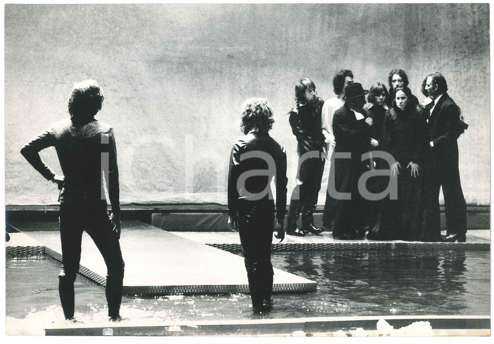 1972 VILLEURBANNE THEATRE Alida VALLI in "Le massacre à Paris" Regia P. CHEREAU  Fotografia originale con didascalia al verso.     VERY POOR/gravemente danneggiato danni da umidità e abrasioni al lato inferiore; piccolo strappo al lato destro Formato: 30x20 cm originale e autentica 1