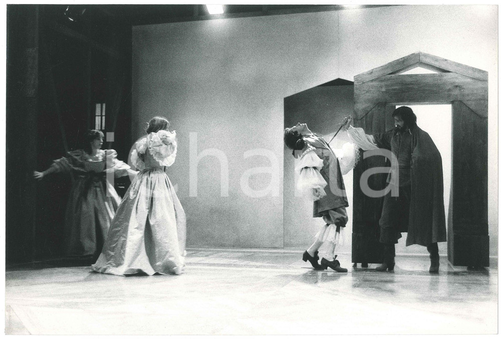 1979 MILANO Piccolo Teatro - "L'illusion comique" Regia Walter PAGLIARO - Foto  Fotografia originale, con didascalia e adesivo del fotografo al verso.Sono ritratti in scena: Anna Buonaiuto, Micaela Esdra, Mariano Rigillo e Luciano Virgilio.FOTOGRAFO: Luigi Ciminaghi - Milano GOOD/buono  Formato: 30x20 cm originale e autentica 1