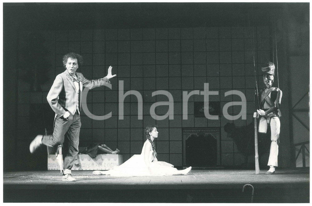 1981 MILANO Piccolo Teatro - Tito SCHIRINZI in "Andersen" - Foto 31x22 cm  Fotografia originale, con adesivo del fotografo al verso.FOTOGRAFO: Luigi Ciminaghi - MilanoCONDIZIONI: GFORMATO: 31x22 cm    originale e autentica 1