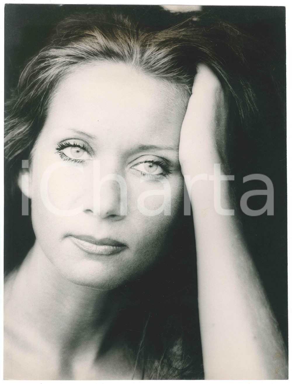 1980 ca TEATRO Attrice Anna Teresa ROSSINI - Ritratto - Foto 22x29 cm  Fotografia originale, con didascalia al verso. FAIR/discreto minima piegatura angolare e tracce di colla Formato: 22x29 cm originale e autentica 1