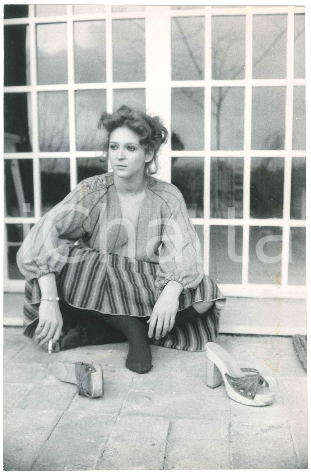 1980 ca TEATRO Attrice Elisabetta POZZI - Ritratto - Foto 19x29 cm  Fotografia originale, con didascalia al verso. POOR/danneggiato tracce di colla al lato destro Formato: 19x29 cm originale e autentica 1