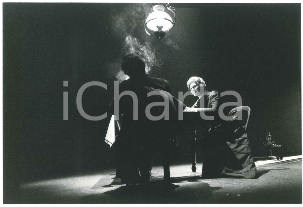 1983 MILANO TEATRO "La ragione degli altri" Regia M. CASTRI - Anna GOEL *Foto  Fotografia originale, con timbro e didascalia al verso.Sono presenti in scena: Valeria Moriconi, Matteo De Anna, Ermes Scaramelli e Salvatore Landolina. GOOD/buono  Formato: 30x20 cm originale e autentica 1