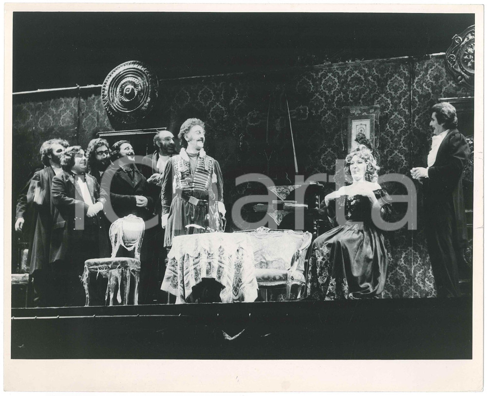1972 TEATRO "L'ispettore generale" Regia Mario MISSIROLI - Marisa MANTOVANI  Fotografia originale, con didascalia al verso. FAIR/discreto lievi residui di colla Formato: 25x20 cm originale e autentica 1