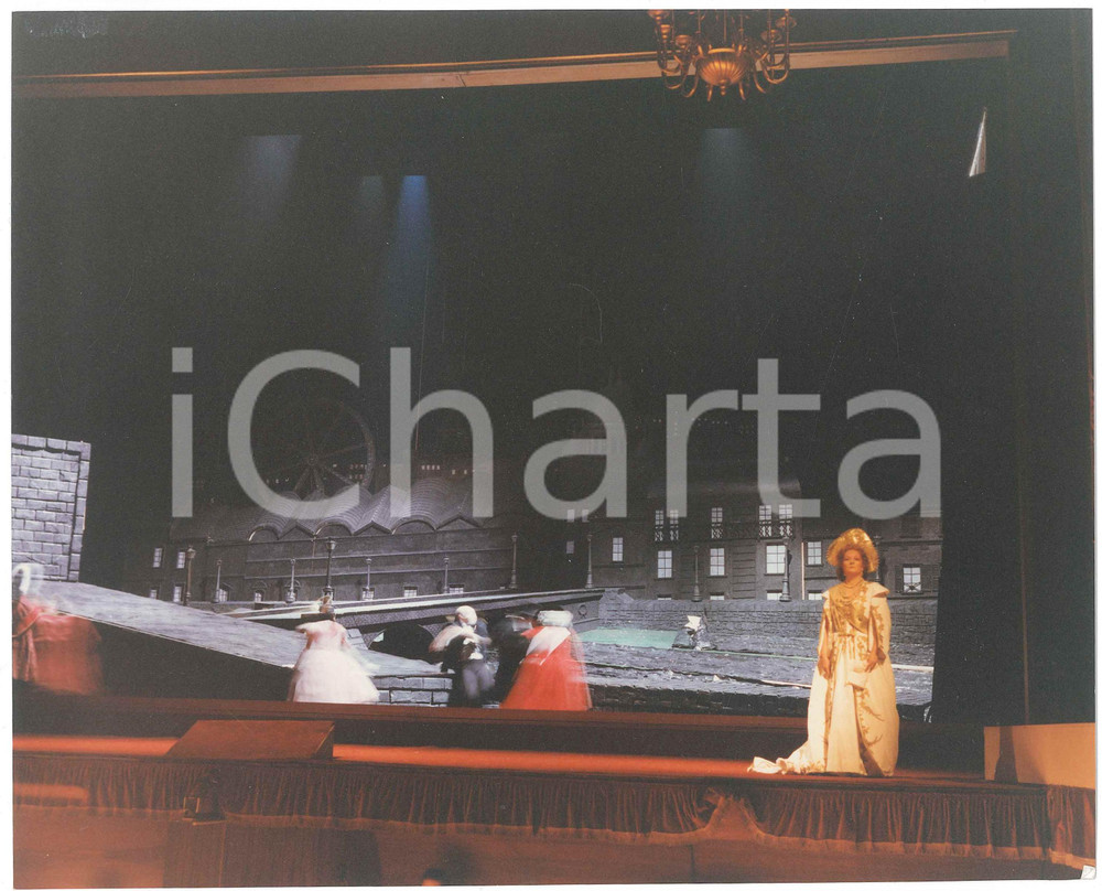 1986 VERONA Teatro Filarmonico "Fedora" Regia G. COBELLI - Bruna BAGLIONI *Foto  Fotografia originale, con didascalia al verso. FAIR/discreto minime smussature angolari Formato: 24x20 cm originale e autentica 1