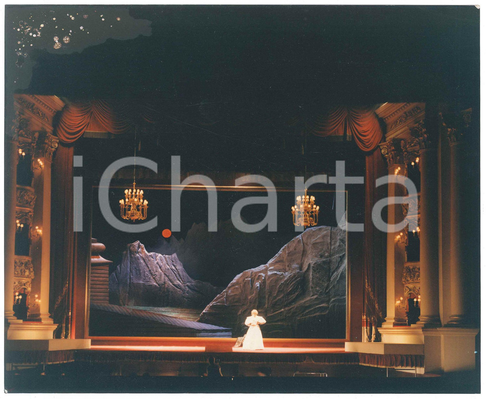 1986 VERONA Teatro Filarmonico "Fedora" Regia Giancarlo COBELLI - Bruna BAGLIONI  Fotografia originale, con didascalia al verso. FAIR/discreto piegatura angolare; lievi smussature Formato: 24x20 cm originale e autentica 1