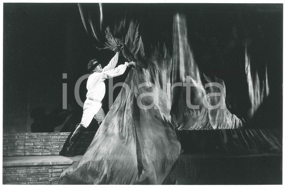1982 TEATRO DI GENOVA Pino MICOL in "Il Principe di Homburg" - Foto di scena  Fotografia originale, con didascalia al verso.FOTOGRAFO: Luigi Ciminaghi - Milano GOOD/buono  Formato: 18x24 cm originale e autentica 1