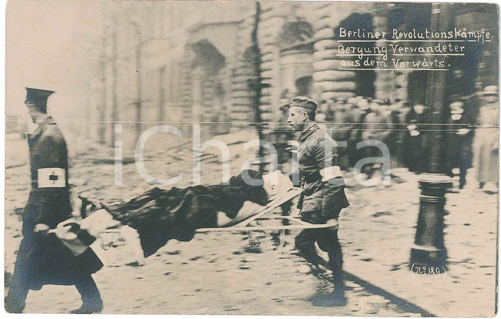 1919 BERLIN - SPARTACIST UPRISING Bergung Verwandeter aus dem Vorwarts *Postcard Cartolina postale d'epoca, non viaggiata.CONDIZIONI: GFORMATO: 14x9 cm    originale e autentica 1