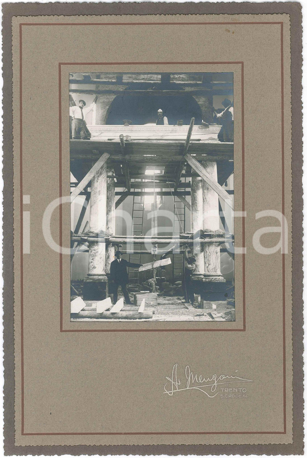 1930 ca TRENTO Restauri in una chiesa - Foto ANIMATA - A. MENGONI - 18x27 cm Fotografia d'epoca, montata su cartoncino.FOTOGRAFO: A. Mengoni - Trento, S. Croce 14CONDIZIONI: GFORMATO: 18x24 cm    originale e autentica 1