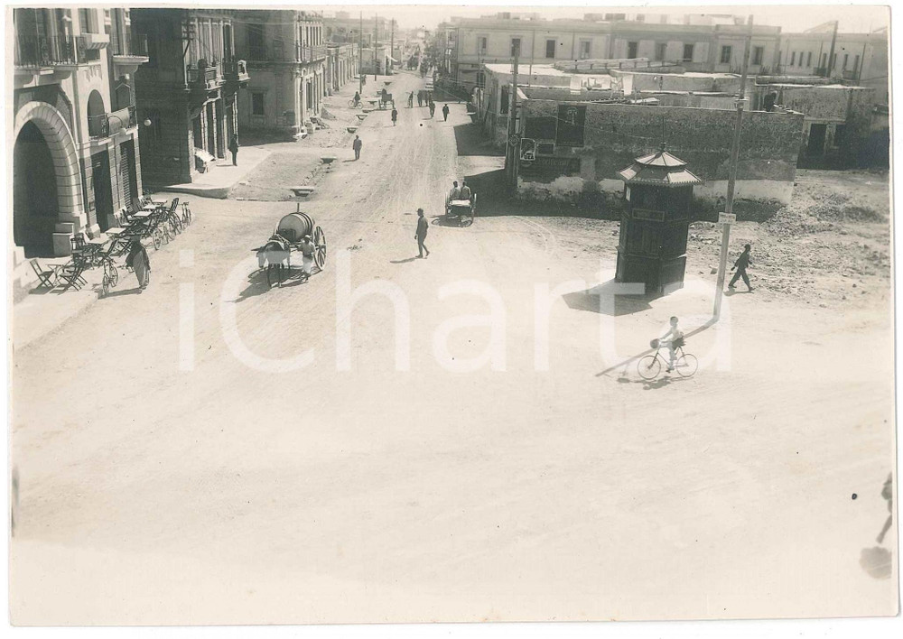 1930 ca BENGASI (LIBIA) Strada con chiosco e carretti (1) Foto ANIMATA 17x12 cm Fotografia d'epoca.CONDIZIONI: F (piccola piegatura al lato superiore)FORMATO: 19x16 cm    originale e autentica 1