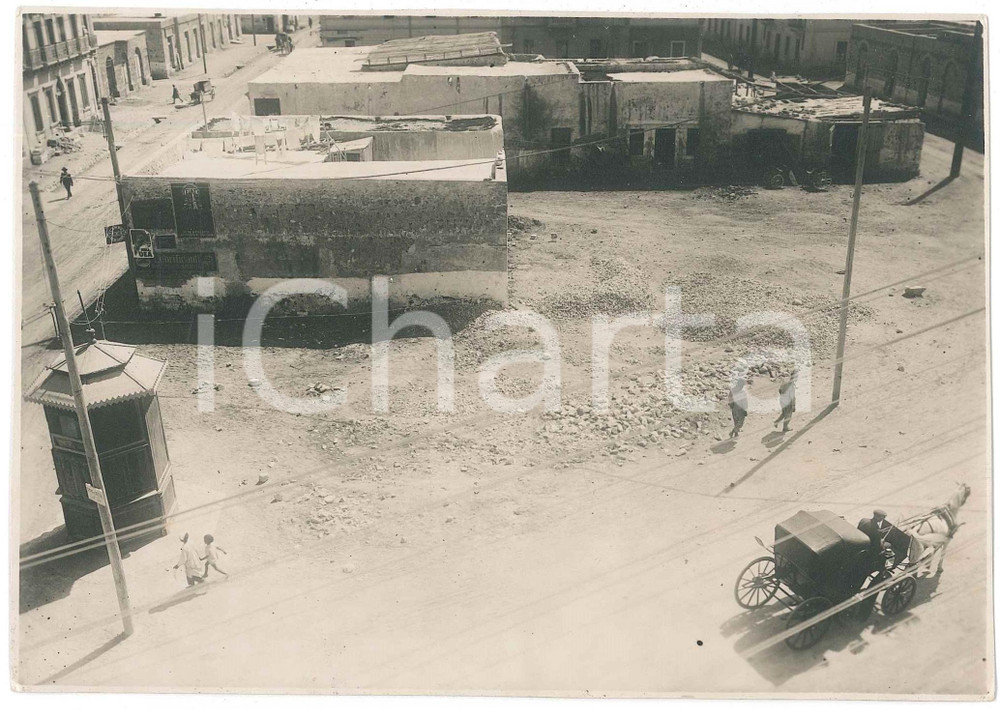 1930 ca BENGASI (LIBIA) Strada con chiosco e carretti (3) Foto ANIMATA 17x12 cm Fotografia d'epoca.CONDIZIONI: GFORMATO: 17x12 cm    originale e autentica 1