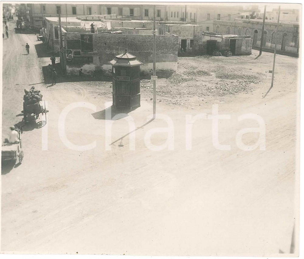 1930 ca BENGASI (LIBIA) Strada con chiosco e carretti (2) Foto ANIMATA 14x12 cm Fotografia d'epoca.CONDIZIONI: F (piccola piegatura al lato superiore)FORMATO: 14x12 cm    originale e autentica 1