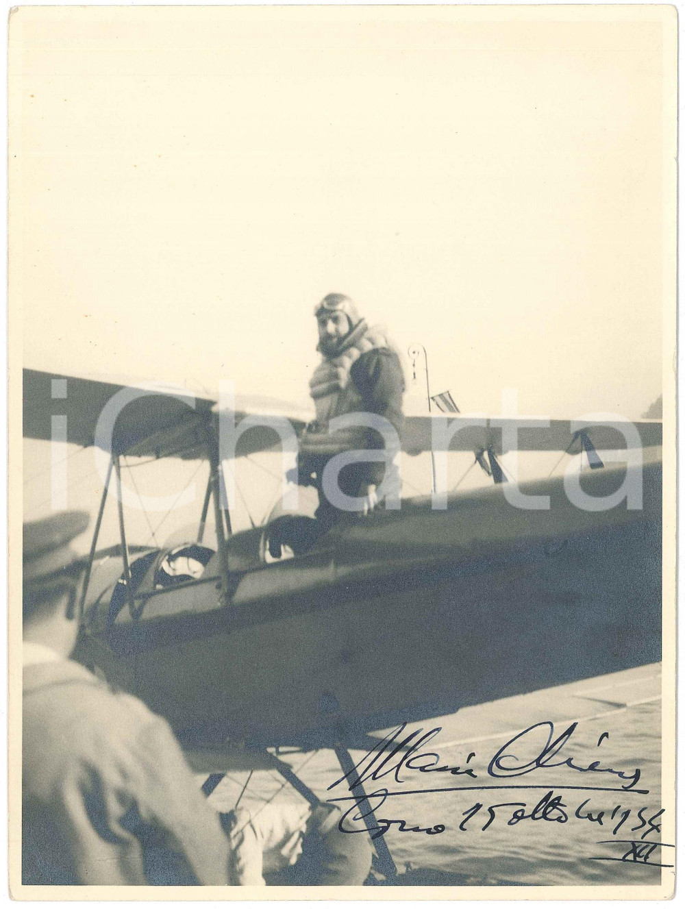 1934 COMO Prefetto Mario CHIESA su idrovolante - Foto con AUTOGRAFO 18x24 cm Fotografia d'epoca del noto militare e squadrista Mario Chiesa, con dedica autografa.CONDIZIONI: F (lievi piegature angolari e al lato destro)FORMATO: 18x24 cm    originale e autentica 1