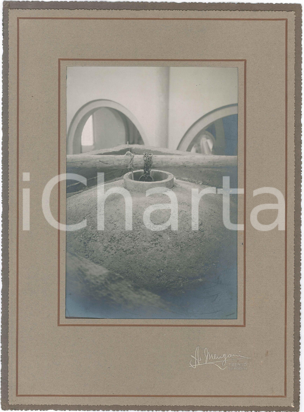 1930 ca TRENTO Restauri in una chiesa - Carrucola - Foto A. MENGONI - 18x27 cm Fotografia d'epoca, montata su cartoncino.FOTOGRAFO: A. Mengoni - Trento, S. Croce 14CONDIZIONI: GFORMATO: 26x36 cm Buono   originale e autentica 1