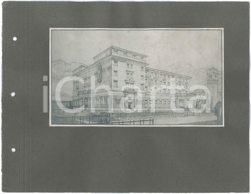 1920 ca TRENTO Nuovo GRAND HOTEL - Facciata *2 foto progetto 32x24 cm Lotto di due fotografie d'epoca, che mostrano il progetto dello studio di architettura di Guido Ferrazza, Ottavio Cabiati e Alberto Alpago-Novello.Montate sui due lati di un cartoncino morbido.CONDIZIONI: F (fori da classificatore a un lato)FORMATO: 32x24 cm (cartoncino)     originale e autentica 1