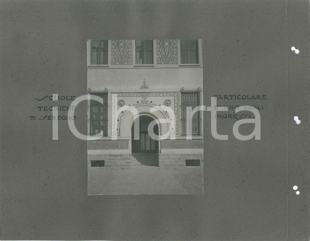 1921 SEREGNO Scuola Tecnica Comunale *3 foto progetto arch. FERRAZZA e CABIATI Lotto di tre fotografie d'epoca, che mostrano il progetto e il particolare di un ingresso della Scuola Tecnica Comunale di Seregno, opera dello studio degli architetti Guido Ferrazza e Ottavio Cabiati.Montate sui due lati di un cartoncino morbido.CONDIZIONI: F (fori da classificatore a un lato)FORMATO: 32x24 cm (cartoncino)     originale e autentica 1