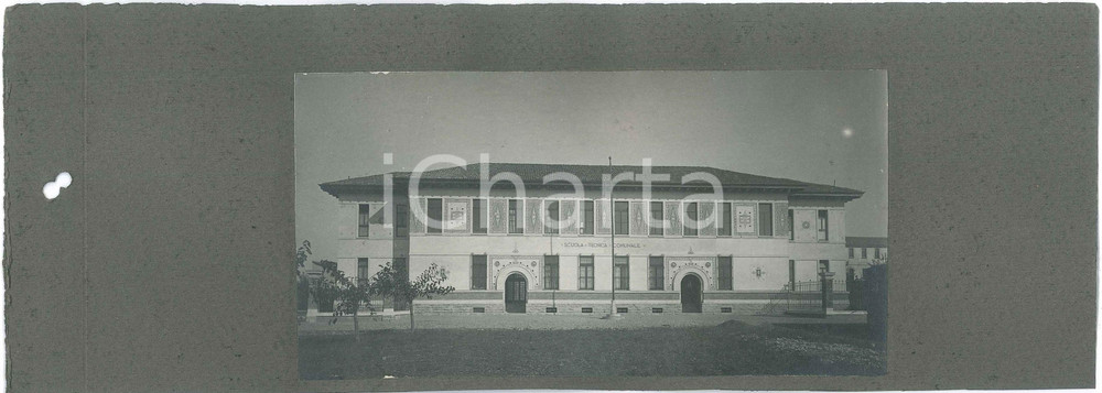 1921 SEREGNO Nuova Scuola Tecnica Comunale - Facciata - Foto 31x11 cm Fotografia d'epoca, che mostra la facciata principale della nuova Scuola Tecnica Comunale di Seregno, opera dello studio degli architetti Guido Ferrazza e Ottavio Cabiati.Su cartoncino morbido.CONDIZIONI: F (fori da classificatore a un lato)FORMATO: 31x11 cm (cartoncino); 17x9 cm     originale e autentica 1