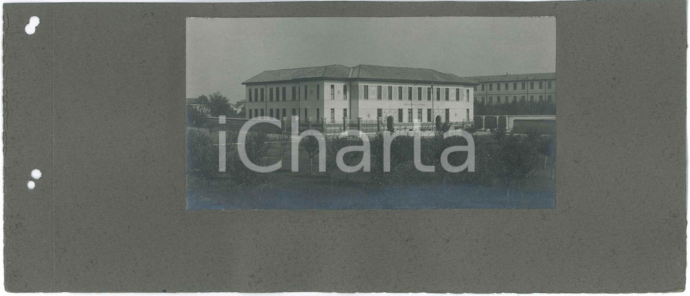 1921 SEREGNO Nuova Scuola Tecnica Comunale - Veduta - Foto 31x14 cm Fotografia d'epoca, con veduta d'insieme della nuova Scuola Tecnica Comunale di Seregno, opera dello studio degli architetti Guido Ferrazza e Ottavio Cabiati.Su cartoncino morbido.CONDIZIONI: F (fori da classificatore a un lato)FORMATO: 31x14 cm (cartoncino); 17x9 cm     originale e autentica 1