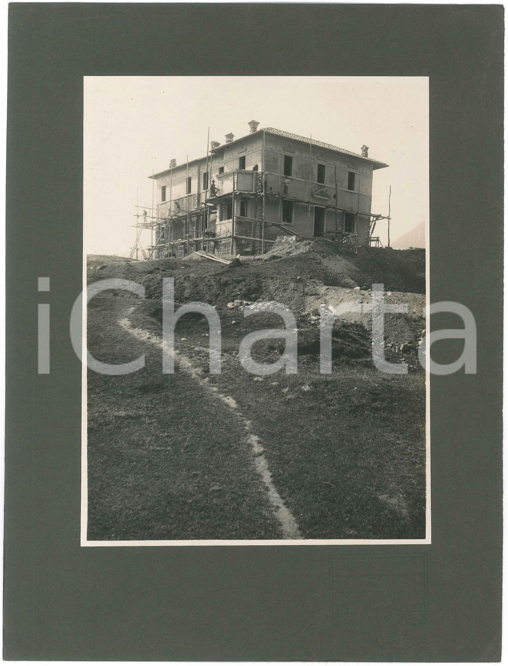 1921 CAGLIO Villa DE MATTIA - Arch. FERRAZZA / CABIATI - Cantiere - Foto 14x31 Fotografia d'epoca, su cartoncino morbido.CONDIZIONI: GFORMATO: 14x31 cm (cartoncino); 17x23 cm (fotografia)     originale e autentica 1