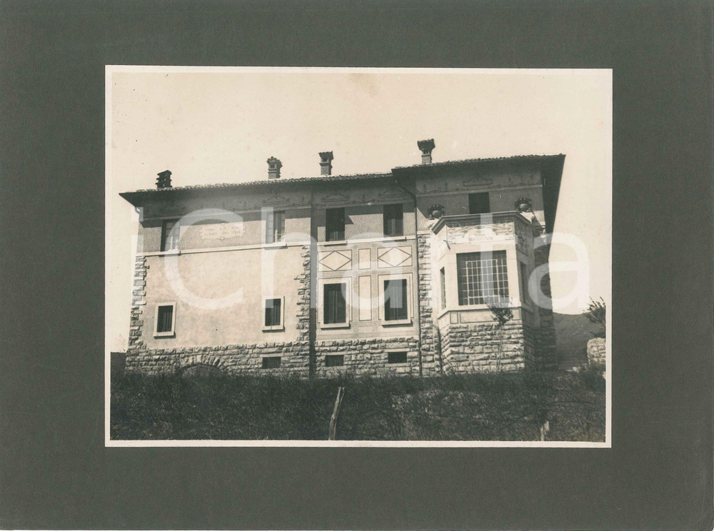 1921 CAGLIO Villa DE MATTIA - Arch. FERRAZZA / CABIATI - Esterni - Foto 31x14 Fotografia d'epoca, su cartoncino morbido.CONDIZIONI: GFORMATO: 31x14 cm (cartoncino); 23x17 cm (fotografia)     originale e autentica 1
