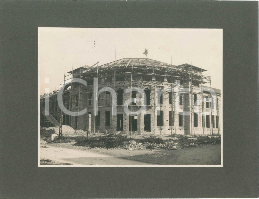 1921 SEREGNO Nuova Scuola Tecnica Comunale - Cantiere - Foto 31x14 cm Fotografia d'epoca, con veduta del cantiere della nuova Scuola Tecnica Comunale di Seregno, opera dello studio degli architetti Guido Ferrazza e Ottavio Cabiati.Su cartoncino morbido.CONDIZIONI: GFORMATO: 31x14 cm (cartoncino); 23x17 cm (fotografia)     originale e autentica 1
