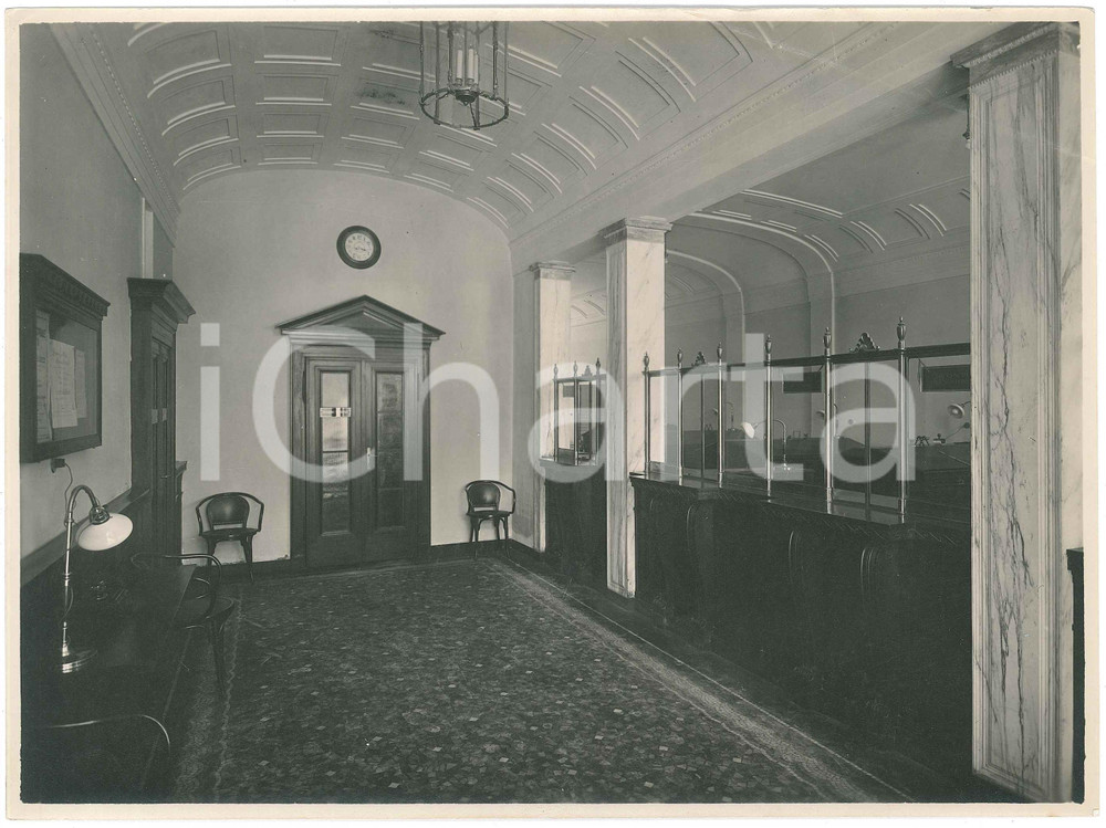 1923 TRENTO Banca Cattolica Trentina - Sportelleria (2) Foto 23x17 cm Fotografia d'epoca, che mostra la nuova sede progettata dagli architetti Guido Ferrazza e Ottavio Cabiati.CONDIZIONI: F (piegatura angolare)FORMATO:  17x12 cm     originale e autentica 1