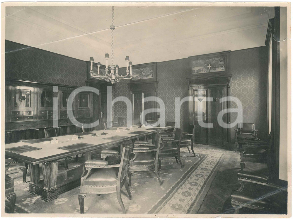 1923 TRENTO Banca Cattolica Trentina - Nuova sala riunioni *Foto DANNEGGIATA Fotografia d'epoca, che mostra la nuova sede progettata dagli architetti Guido Ferrazza e Ottavio Cabiati.CONDIZIONI: VP (ampie ed evidenti piegature angolari; strappo di circa 1 cm al lato sinistro)FORMATO:  17x12 cm     originale e autentica 1