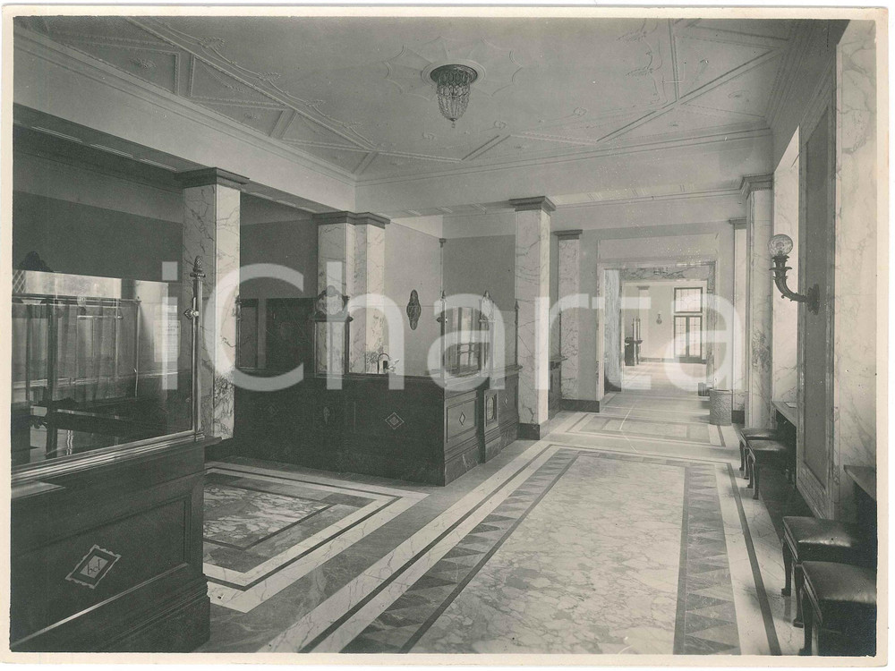 1923 TRENTO Banca Cattolica Trentina - Sportelleria (3) Foto 23x17 cm Fotografia d'epoca, che mostra la nuova sede progettata dagli architetti Guido Ferrazza e Ottavio Cabiati.CONDIZIONI: G (minima piegatura angolare)FORMATO:  17x12 cm     originale e autentica 1