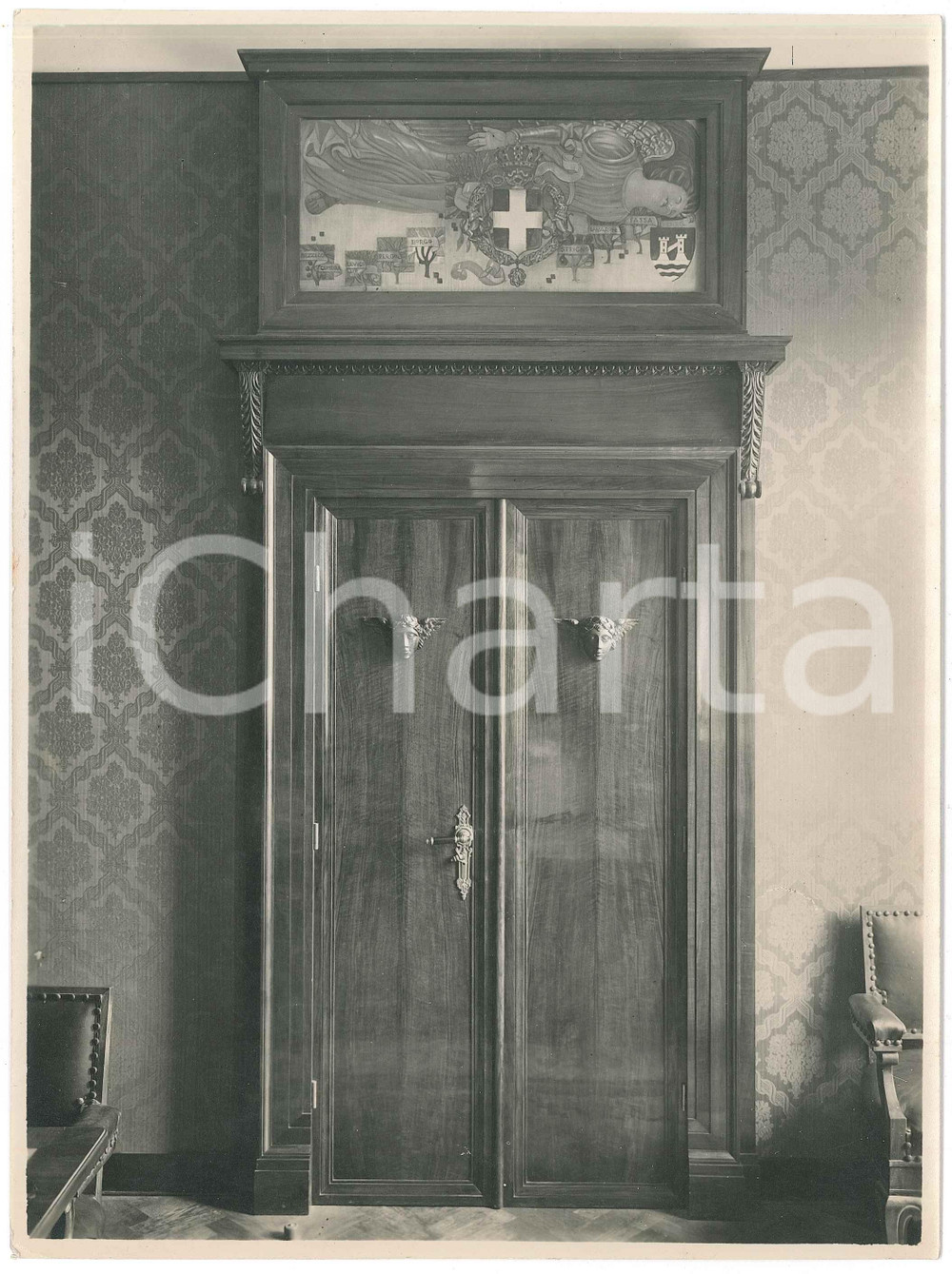 1923 TRENTO Banca Cattolica Trentina - Porta della sala riunioni *Foto 12x17 cm Fotografia d'epoca, che mostra la nuova sede progettata dagli architetti Guido Ferrazza e Ottavio Cabiati.CONDIZIONI: GFORMATO:  12x17 cm     originale e autentica 1