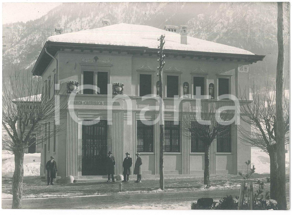 1923 TRENTO Banca Cattolica Trentina - Facciata nuova sede (1) Foto ANIMATA Fotografia d'epoca, che mostra la nuova sede progettata dagli architetti Guido Ferrazza e Ottavio Cabiati.CONDIZIONI: GFORMATO:  17x12     originale e autentica 1