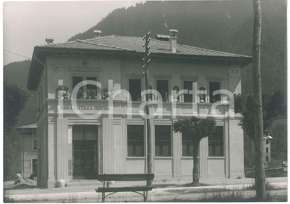 1923 TRENTO Banca Cattolica Trentina - Facciata nuova sede (2) Foto 17x12 cm Fotografia d'epoca, che mostra la nuova sede progettata dagli architetti Guido Ferrazza e Ottavio Cabiati.CONDIZIONI: GFORMATO:  17x12 cm     originale e autentica 1