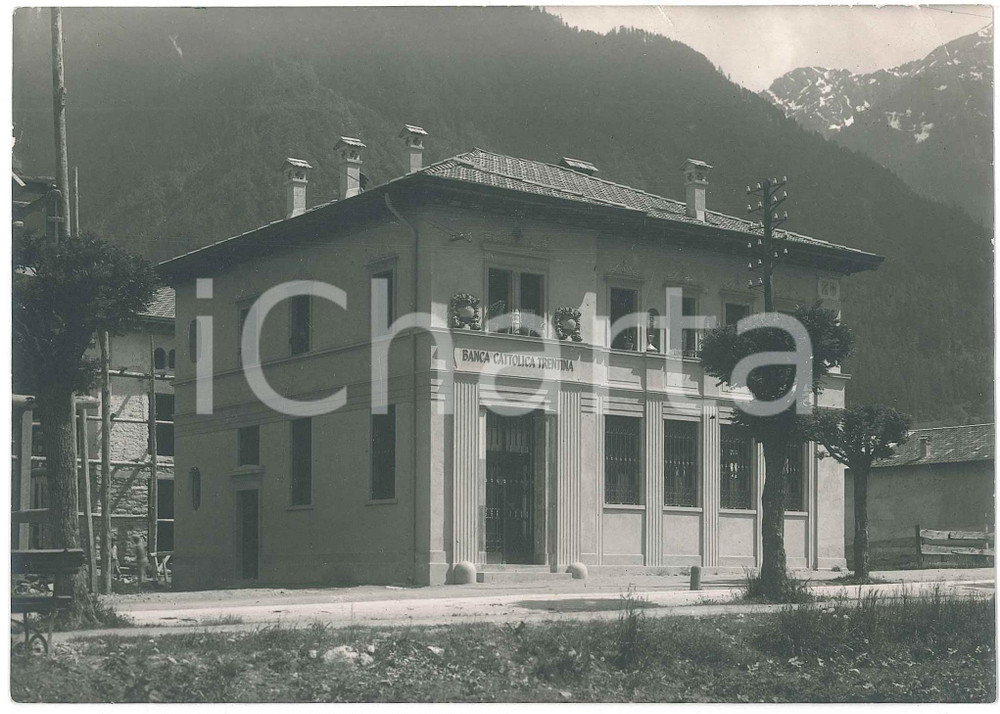 1923 TRENTO Banca Cattolica Trentina - Facciata nuova sede (3) Foto 17x12 cm Fotografia d'epoca, che mostra la nuova sede progettata dagli architetti Guido Ferrazza e Ottavio Cabiati.CONDIZIONI: GFORMATO:  17x12 cm     originale e autentica 1