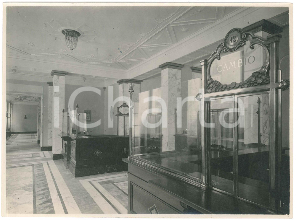 1923 TRENTO Banca Cattolica Trentina - Sportelleria (1) Foto 23x17 cm Fotografia d'epoca, che mostra la nuova sede progettata dagli architetti Guido Ferrazza e Ottavio Cabiati.CONDIZIONI: F (piegatura angolare e al lato superiore; minimo strappo al lato inferiore)FORMATO:  17x12 cm     originale e autentica 1
