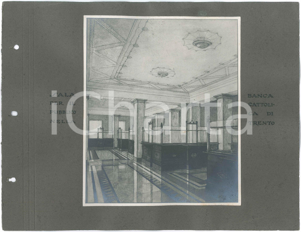 1920 ca TRENTO Banca Cattolica - Sala *Foto progetto arch. FERRAZZA e CABIATI Fotografia d'epoca, su cartoncino morbido, che mostra il progetto degli architetti Guido Ferrazza e Ottavio Cabiati.Al verso &egrave; presente una seconda fotografia, che mostra una veduta del progetto presentato al concorso per il nuovo Palazzo Provinciale di Trento.CONDIZIONI: F (minima macchia centrale; fori da classificatore al lato sinistro)FORMATO: 32x24 cm (cartoncino)     originale e autentica 1
