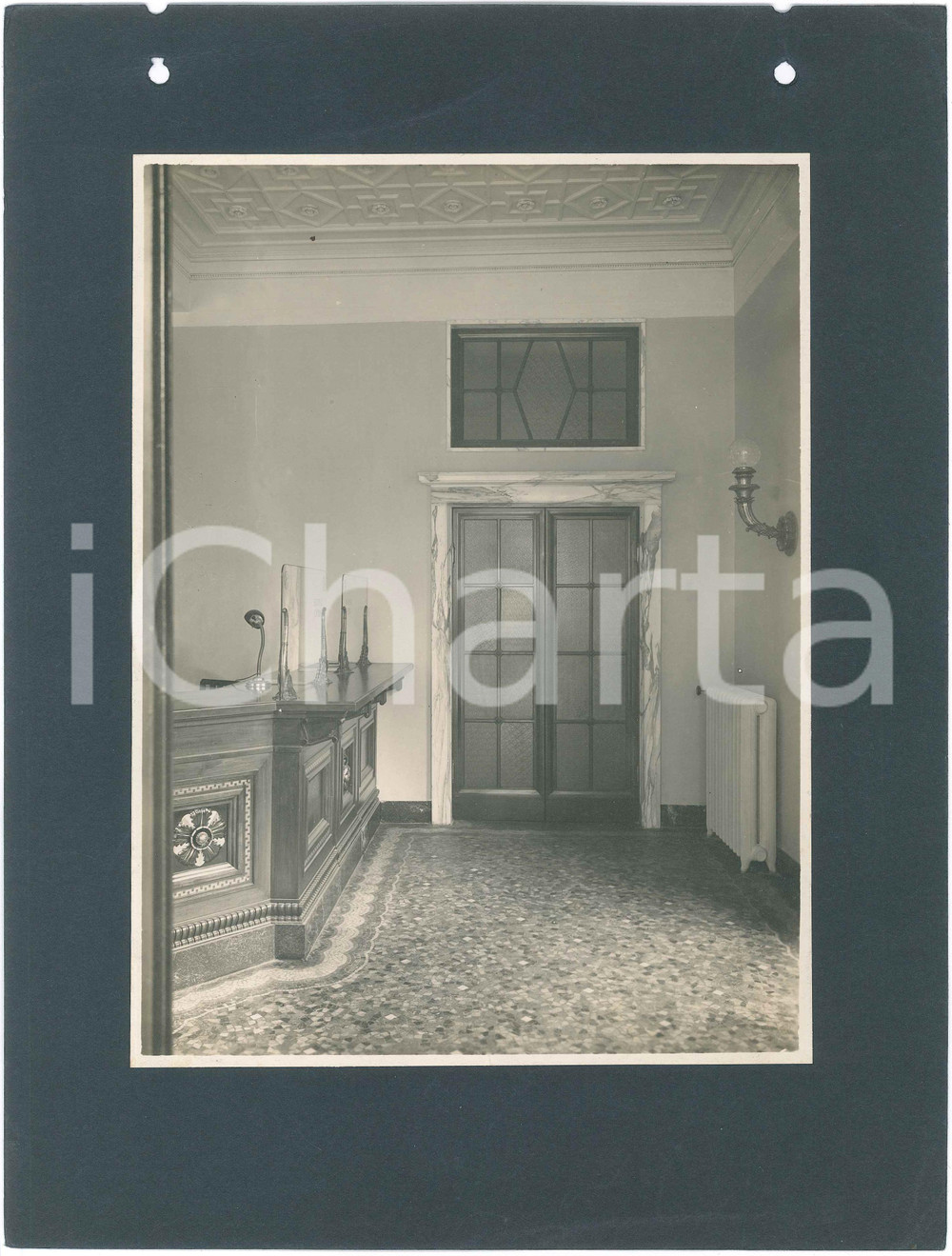 1923 TRENTO Banca Cattolica Trentina - Nuova sede - Ingresso salone *Foto 24x32 Fotografia d'epoca, su cartoncino morbido, che mostra la nuova sede progettata dagli architetti Guido Ferrazza e Ottavio Cabiati.CONDIZIONI: F (fori da classificatore al lato superiore; lievi piegature al cartoncino)FORMATO: 24x32 cm (cartoncino)     originale e autentica 1