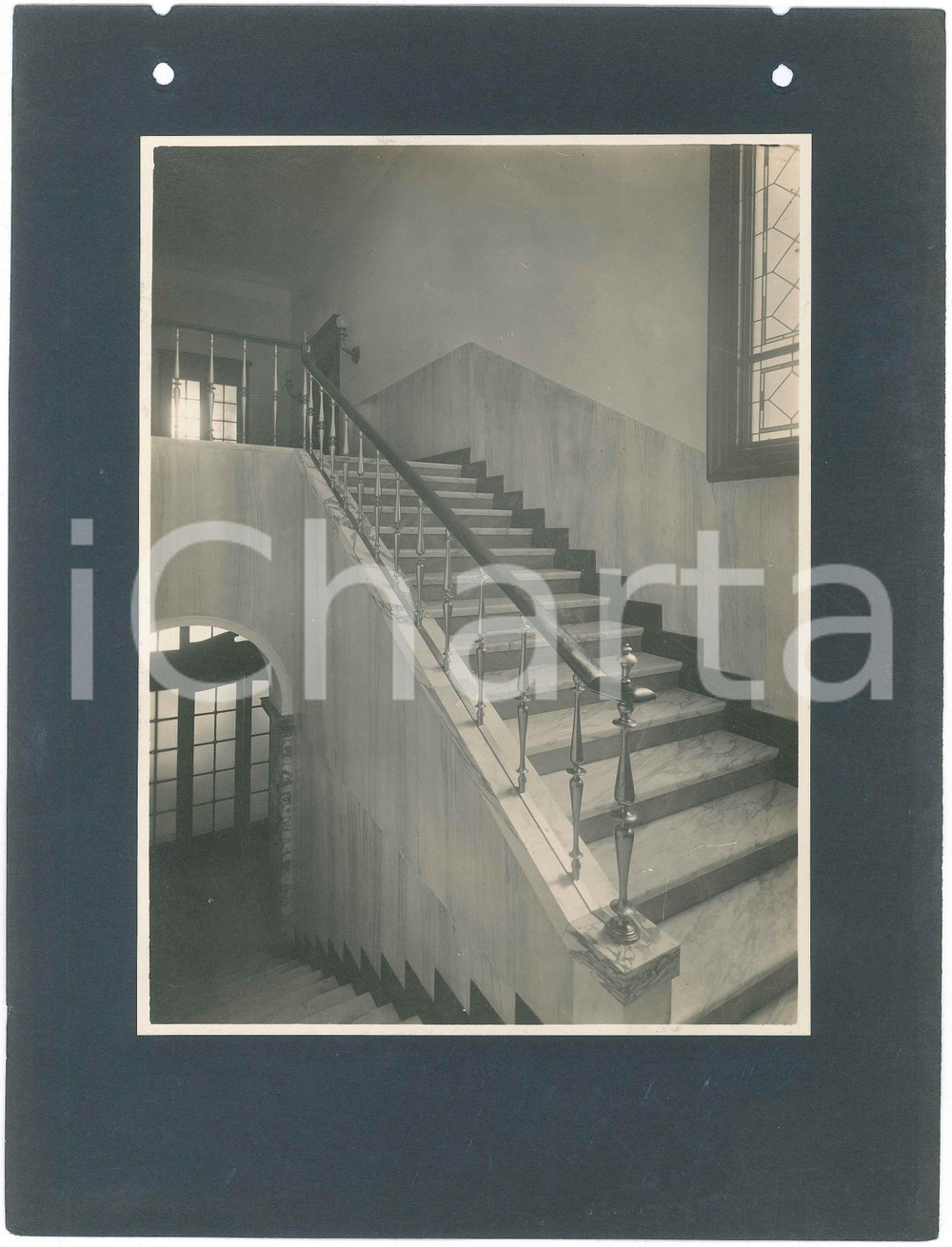 1923 TRENTO Banca Cattolica Trentina - Nuova sede - Scalinata *Foto 24x32 cm Fotografia d'epoca, su cartoncino morbido, che mostra la nuova sede progettata dagli architetti Guido Ferrazza e Ottavio Cabiati.CONDIZIONI: F (fori da classificatore al lato superiore)FORMATO: 24x32 cm (cartoncino)     originale e autentica 1