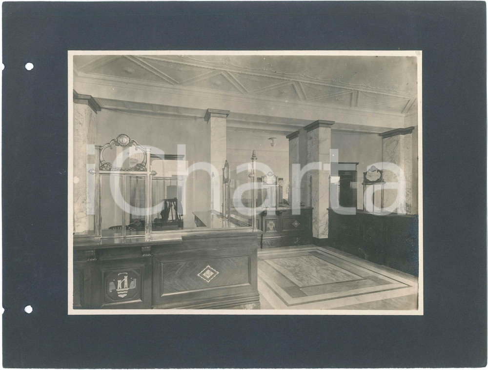 1923 TRENTO Banca Cattolica Trentina - Nuova sede - Sportelli *Foto 32x24 Fotografia d'epoca, su cartoncino morbido, che mostra la nuova sede progettata dagli architetti Guido Ferrazza e Ottavio Cabiati.CONDIZIONI: F (lievi piegature angolari al cartoncino; fori da classificatore al lato sinistro)FORMATO: 32x24 cm (cartoncino)     originale e autentica 1