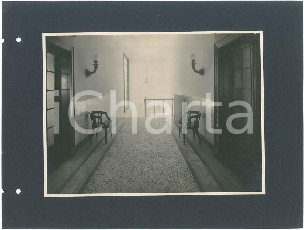 1923 TRENTO Banca Cattolica Trentina - Nuova sede - Corridoio *Foto 32x24 Fotografia d'epoca, su cartoncino morbido, che mostra la nuova sede progettata dagli architetti Guido Ferrazza e Ottavio Cabiati.CONDIZIONI: F (piegatura angolare; fori da classificatore al lato sinistro)FORMATO: 32x24 cm (cartoncino)     originale e autentica 1