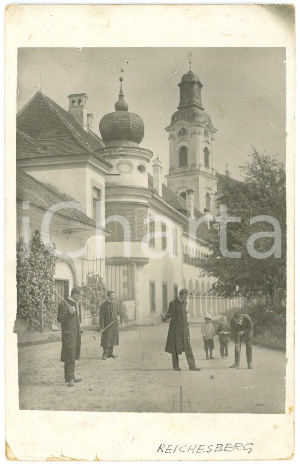1916 WW1 REICHERSBERG (AUSTRIA) Don Bruno FERRAZZA gioca con sacerdoti confinati Fotografia originale d'epoca, in formato cartolina postale, con didascalia al verso.La fotografia ritrae don Bruno Ferrazza, internato a Katzenau dagli Austriaci e in seguito confinato nella Abbazia di Reichersberg con altri sacerdoti accusati di irredentismo e sentimenti antiaustriaci.Come riportato dalla didascalia al verso, erano liberi di muoversi, ma unicamente nel perimetro dell'abbazia.  FAIR/discreto sbrecciature al lato inferiore Formato: 9x14 cm originale e autentica 1