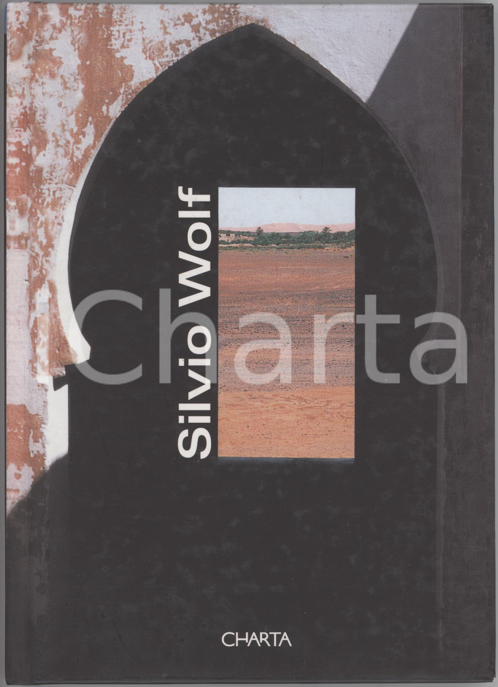 2003 MILANO Silvio WOLF Le Due Porte/The Two Doors - Catalogo mostra Catalogo della mostra allestita presso la Galleria Fotografia Italiana di Milano, dal 7 maggio al 14 giugno 2003.Testi di Lyle Rexer, Franco Vaccari, Anna Strada e Silvio Wolf.Brossura editoriale con copertina cartonata; illustrazioni a colori.EDITORE: Charta - Milano.PAGINE: 55 GOOD/buono  Formato: 17x23 cm originale e autentica 1