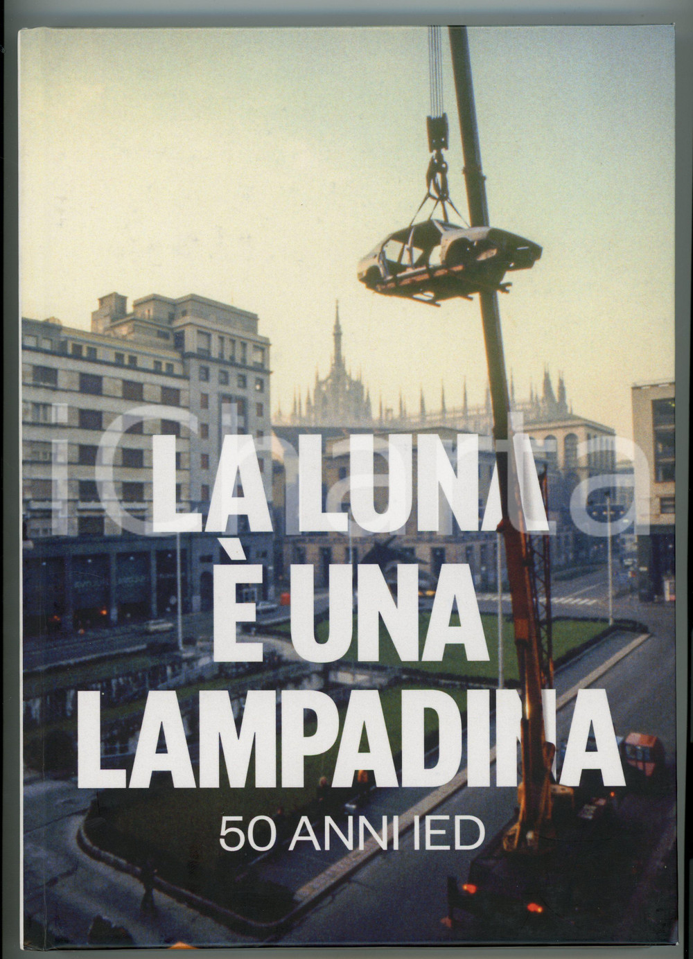 2017 TRIENNALE MILANO La luna Ã¨ una lampadina - 50 anni IED - Catalogo mostra Brossura editoriale con copertina rigida; illustrato.Catalogo della mostra.PAGINE: 218EDITORE: IED - Istituto Europeo di Design, Milano GOOD/buono  Formato: 20x27 cm originale e autentica 1